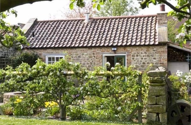 THE SUN HOUSE, luxury holiday cottage, with a garden in Ferrensby