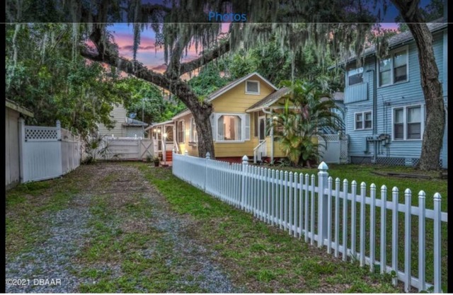 The Sun Kissed Cottage (minutes from the beach!)