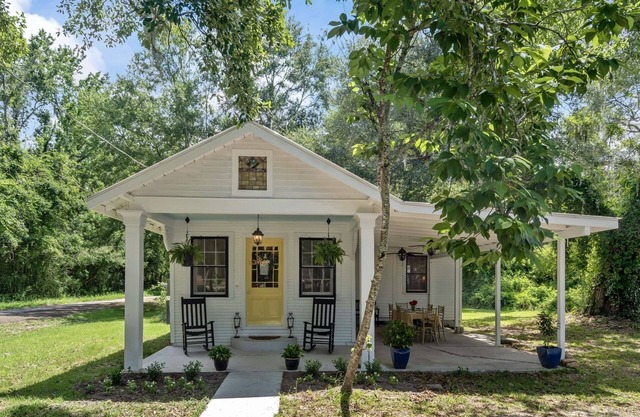 The Sunshine Cottage has all the comforts you need and is Kid & Pet Friendly!