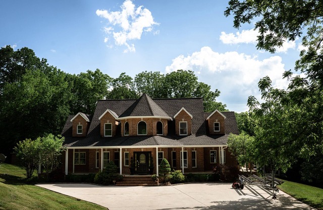 The Swan House: Private, Peaceful, and Picturesque Lakefront Property