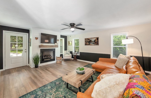 The Sweet Pea 3BD 2BA Cozy, Stylish Stay Just Minutes from I-40 & Everything