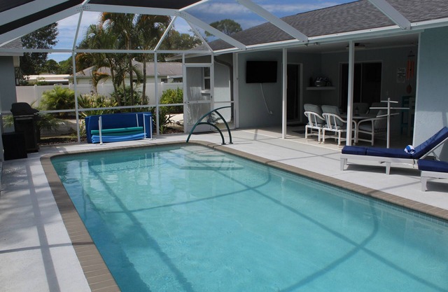 "The Sweet Spot" 3/2 Pool Home With Golf Cart in the Heart of Old Englewood