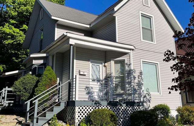 The Sycamore Nest - New Pet Friendly Retreat. 1 Mile to Lake Michigan!