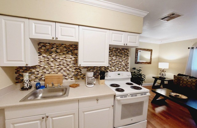 The Tiny House Cottage @ Downtown Sanford