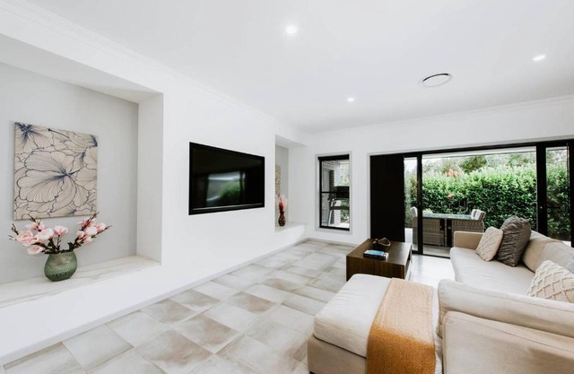The Top Spot - A Modern All-Season Retreat