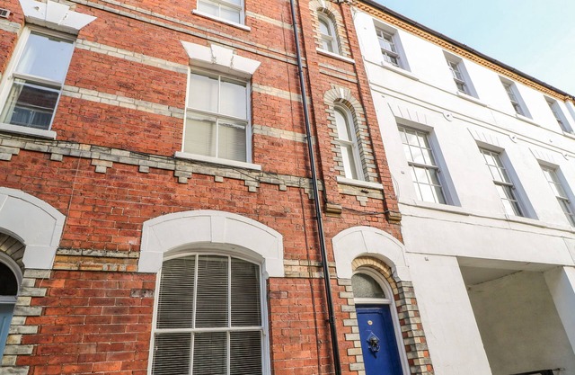 THE TOWNHOUSE, pet friendly, character holiday cottage in York