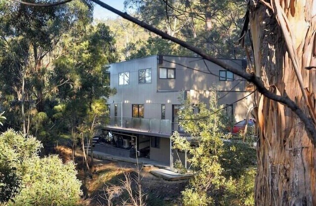 "The Tree House Hobart" - 10kms to CBD - Sleeps 8