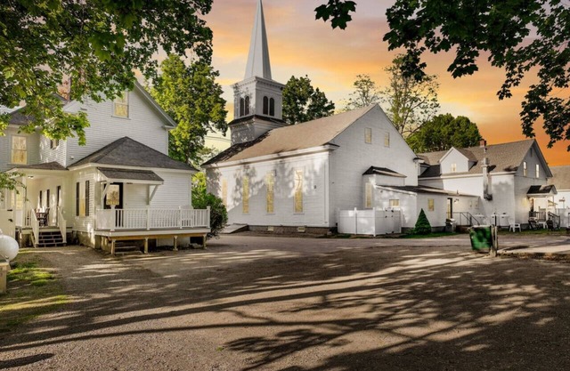 The Trilogy | Sleeps 36, 3 Hot Tubs, 19 Beds, Pond