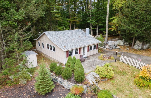 The Ultimate Getaway at a Charming Two-Bedroom Lakeside Cottage on Winnipesaukee