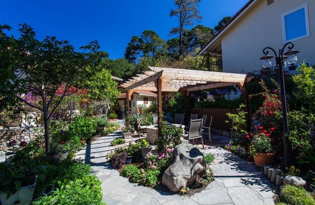 The Vendange Carmel Inn & Suites