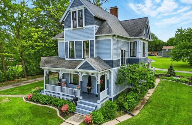 The Victorian House - Four Bedrooms - Two Bathrooms -