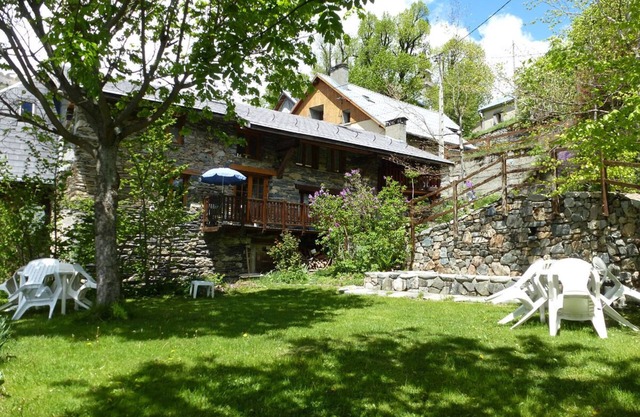 the village of Oisans 15 minutes from € 350/S near Alpe d'Huez garden 150m² valley view.