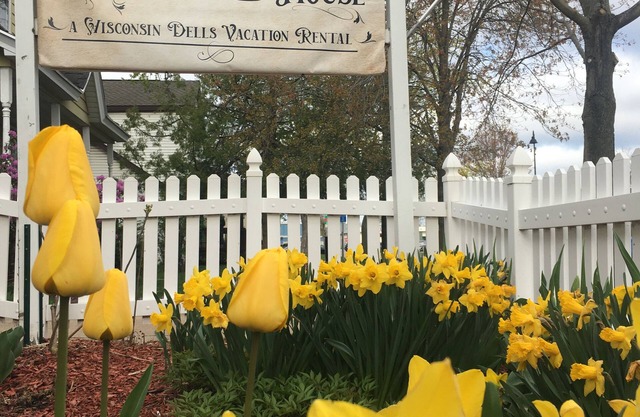 THE WASHINGTON HOUSE - A 4-Bedroom Home 1 Block from Downtown Wisconsin Dells