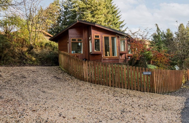 THE WEE LODGE, pet friendly, with a garden in Dollar