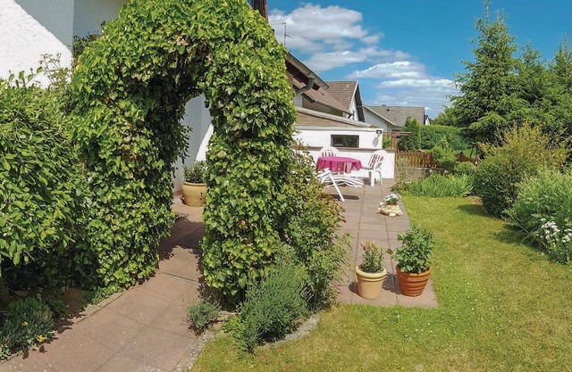 The well-maintained apartment house consists of two vacation apartments. On the upper floor is DEI08