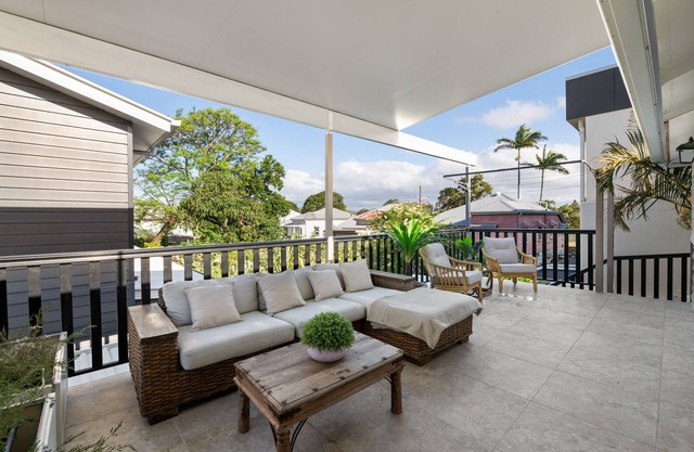 The White Home Ascot - Charming 3 Bedroom with Large Outdoor Deck