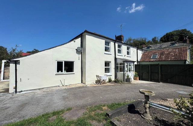 THE WHITE HOUSE, pet friendly, with a garden in Piddletrenthide