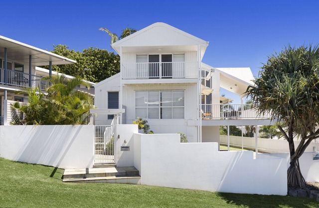 The White House - Spectacular Ocean Views, Central Coolum & WiFi