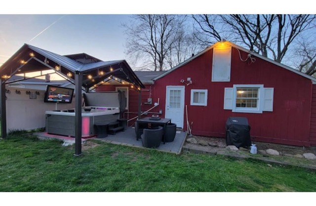 The White House w/Hot Tub Portage Lakes Fenced Yard Pet-Friendly!