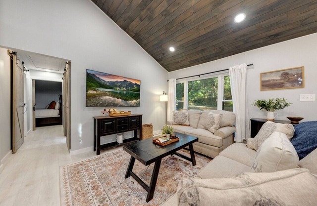 The White Lodge | 4BDR | Sleeps 8 with Fire Pit!