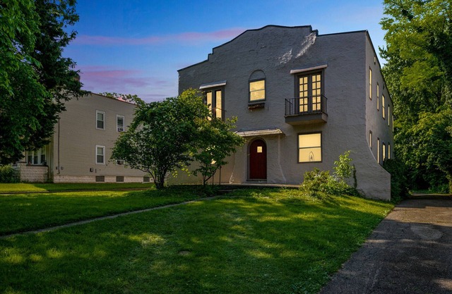 The Willydorf Astoria: a 1920s-style residence | Sleeps up to 4