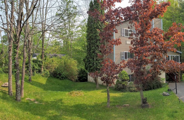 The Woodland Hideout by the Lake features a private Hot Tub and Sauna