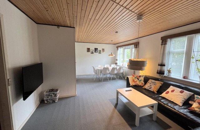 The Yellow House, Beach 5mins Drive, 3BR with free parking, Fast Fiber Internet
