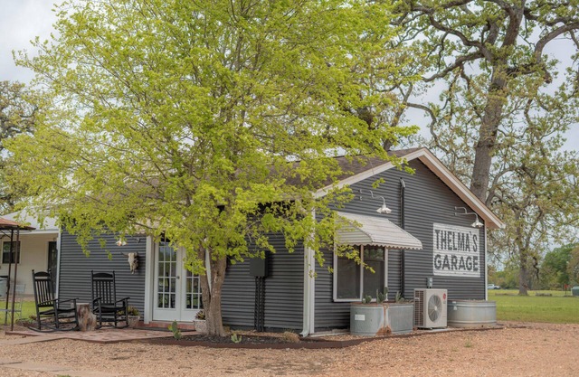 Thelma's Garage - Wander Inn