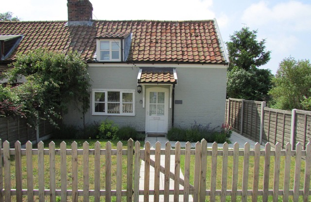 Thimble Cottage - sleeps 3 guests in 2 bedrooms