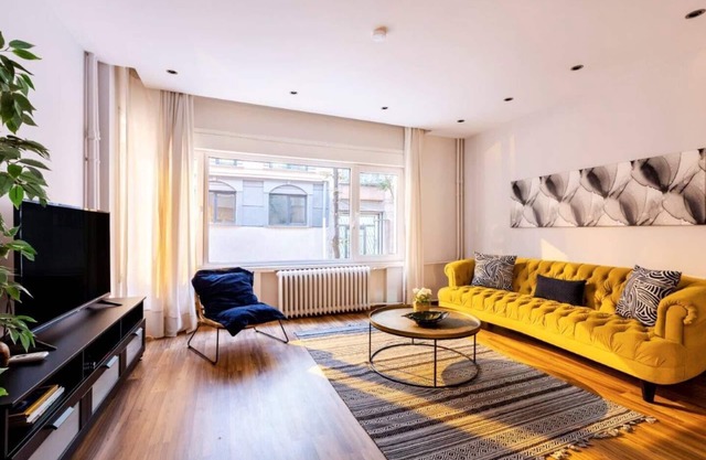This apartment is a 3 bedroom(s), 2 bathrooms, located in Şişli, İstanbul.