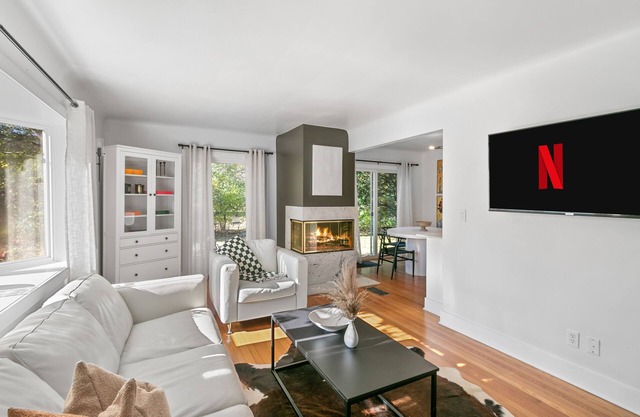 This apartment is a 4 bedroom(s), 2 bathrooms, located in Oak Park, MI.