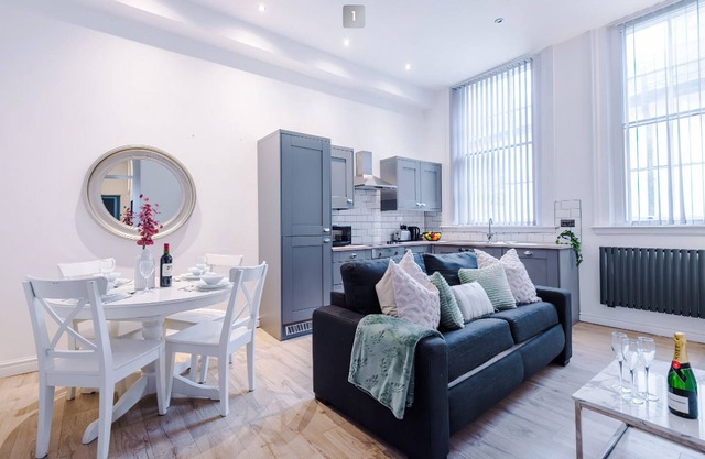 This apartment is a 2 bedroom(s), 1 bathrooms, located in Liverpool, .