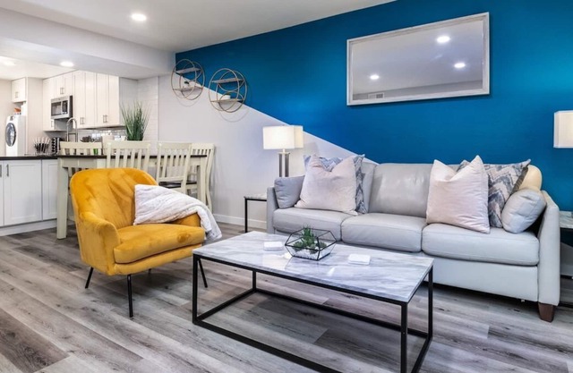 This apartment is a 2 bedroom(s), 1 bathrooms, located in Thousand Oaks, CA.