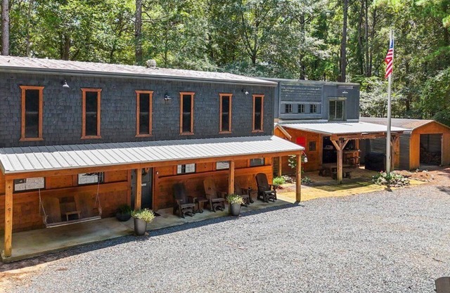 This barn is a 2 bedroom(s), 2 bathrooms, located in Montezuma, GA.