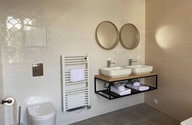 This beautiful country house is a former coaching inn dating from 1586,