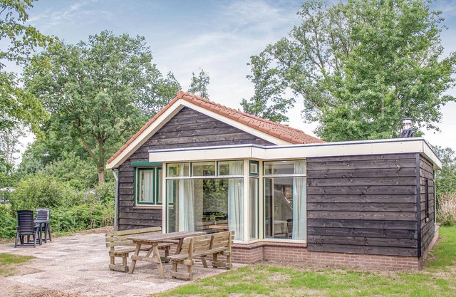 This beautifully furnished vacation home in Ruurlo is located in a small vacation park, beautifully