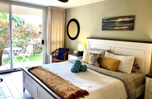 This Blue Sky Escapes Studio Beachside condo/Walkout to Hot tub, Pool and BBQs