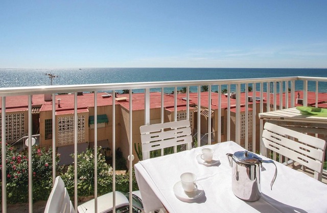 This bright apartment offers a fantastic view of the sea and is located very close to the beautiful