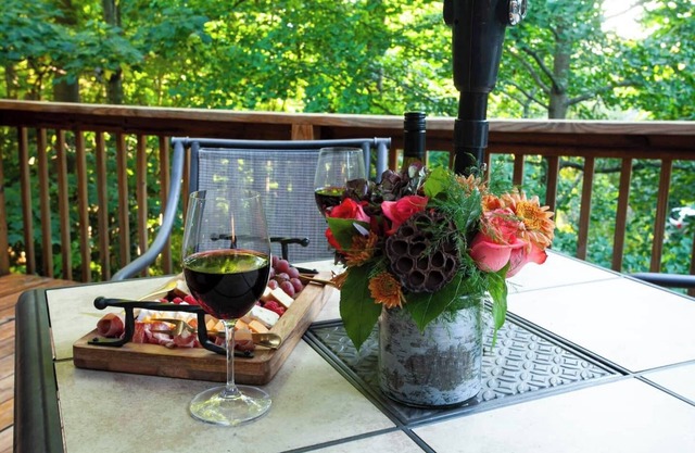 This cabin is a 2 bedroom(s), 1.5 bathrooms, located in Saugatuck, MI.