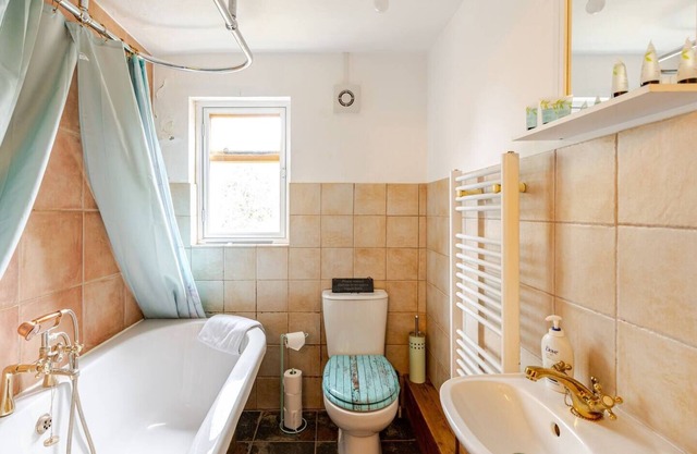 This charming 17th Century Grade II listed Cottage