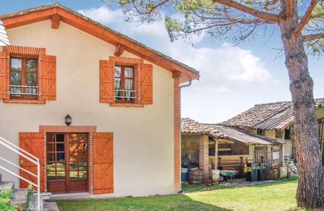 This charming cottage is located in a hamlet ideally situated to discover the countryside as well as