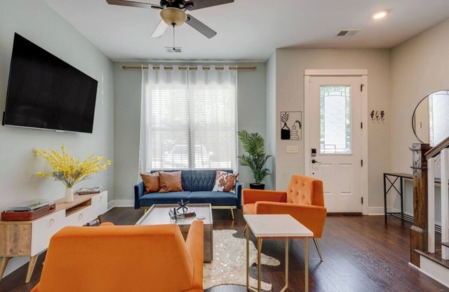 This condominium is a 2 bedroom(s), 2.5 bathrooms, located in Nashville, TN.