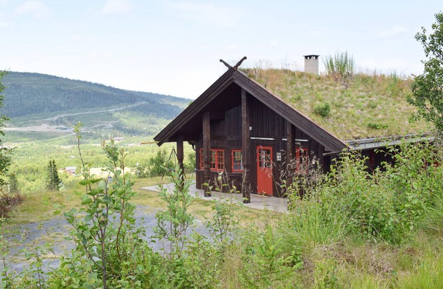 This cottage welcomes you to the mountains!