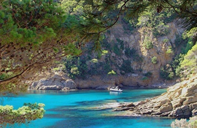 This house bay is only a few meters away. See for yourself !