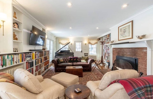 This house is a 2 bedroom(s), 2.5 bathrooms, located in Manchester, VT.