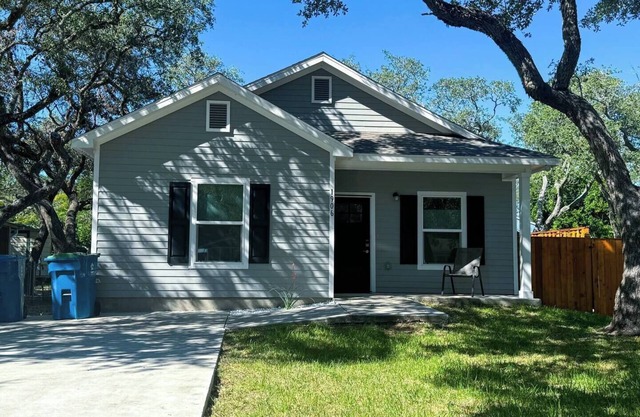 This house is a 2 bedroom(s), 2 bathrooms, located in Rockport, TX.