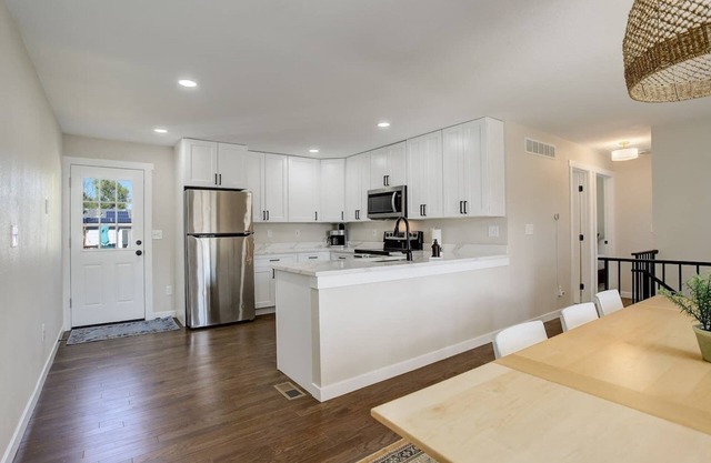 This house is a 5 bedroom(s), 2 bathrooms, located in Arvada, CO.