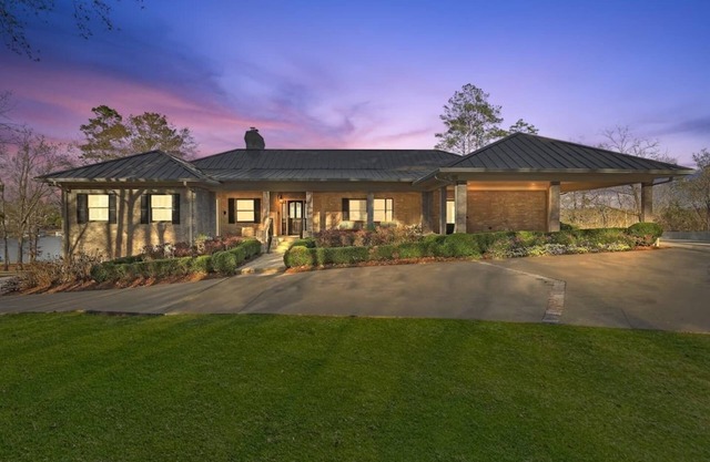 This house is a 7 bedroom(s), 7 bathrooms, located in Lizella, GA.
