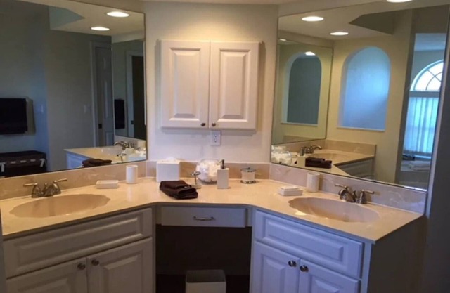 This house is a 3 bedroom(s), 2 bathrooms, located in Port Charlotte, FL.