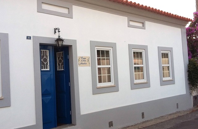 This house is family-friendly. Near there are grocery store, bakery, pharmacy.